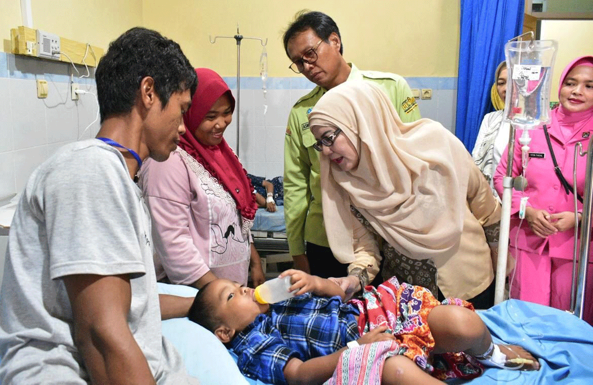 Pj Bupati OKI Ir Asmar Wijaya didampingi ketua TPKK OKI saat mengunjungi pasien anak di RSUD Kayuagung.

foto: husni/sumeksminggu.com