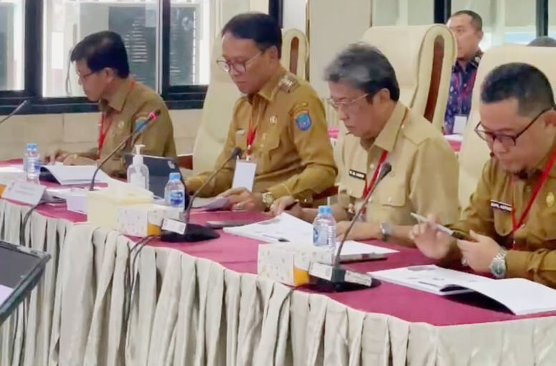 Pj Bupati OKI Ir Asmar Wijaya didampingi sejumlah Kepala OPD saat mengikuti Evaluasi Kinerja Triwulan IV atas Pelaksanaan Tugas sebagai PJ Bupati bertempat di Inspektorat Jenderal Depdagri RI di Jakarta.

foto: husni/sumeksminggu.com