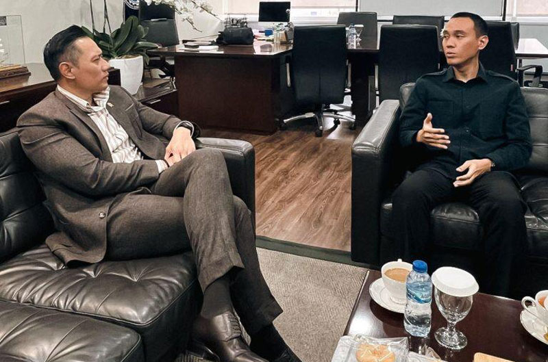 Bupati OKI terpilih Muchendi Mahzareki saat melakukan lobi jemput bola dengan Menko Infra, Agus Harimukti Yudoyono (AHY) guna membantu pembangunan Infrastruktur wilayah OKI.

foto: dok sumeksminggu.com