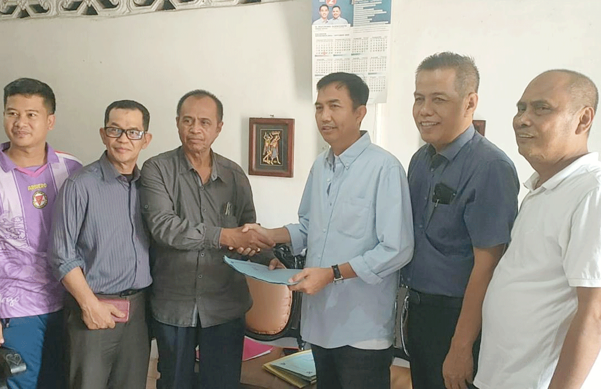 Sejumlah Pengurus Cabor menyerahkan dukungan kepada Agus Hasan Mekki SH sebagai Calon Ketua Umum KONI OKI. 

(foto: Husni/sumeksminggu.com)