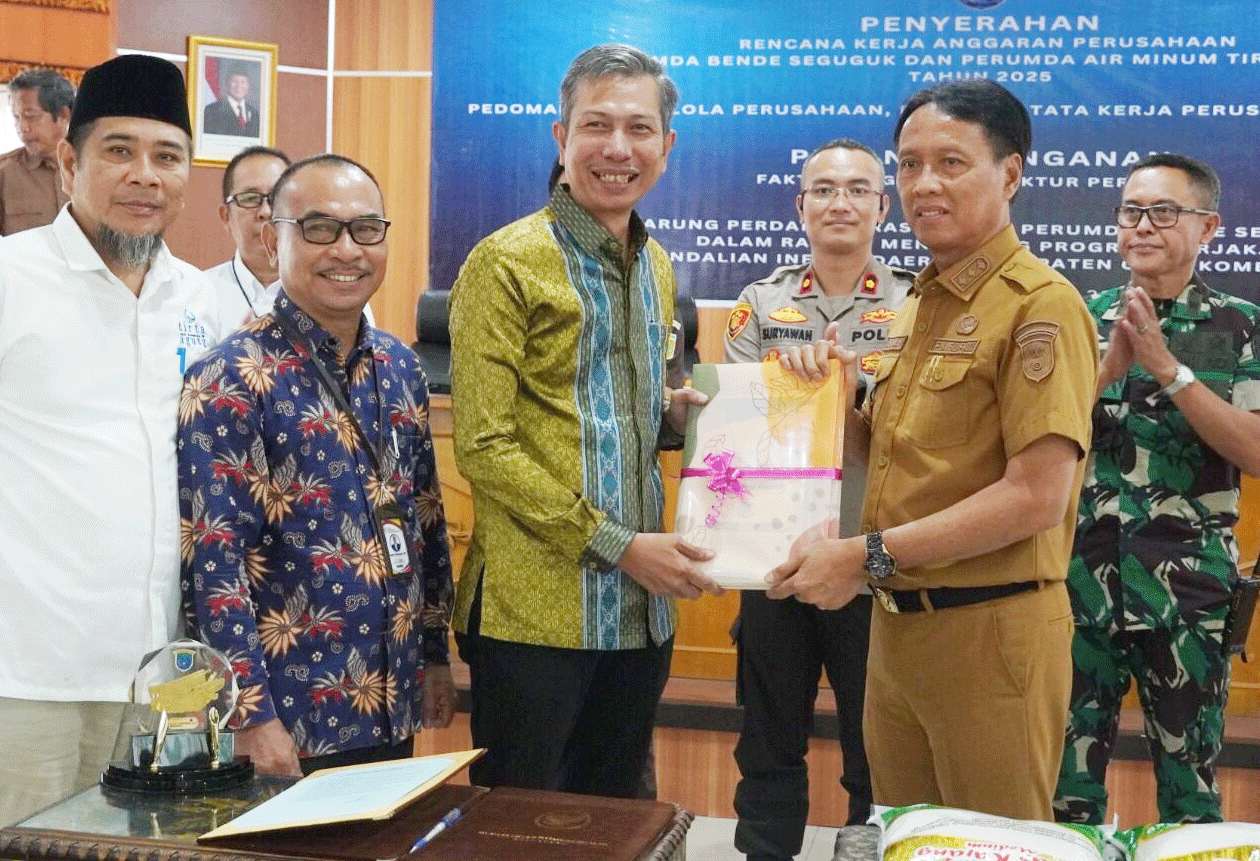Pj Bupati OKI Ir Asmar Wijaya bersama Ketua Perumda Bende Seguguk Rohmad saat melakukan peluncuran beras Kajang yang nantinya beras ini dapat disediakan bagi ASN.

foto: husni/sumeksminggu.com
