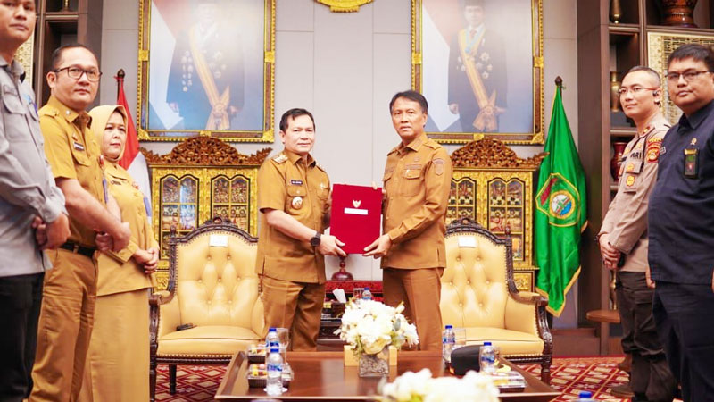Pj Gubernur Sumsel Elen Setiadi atas nama Kemendagri menyerahkan secara resmi SK perpanjangan jabatan kepada Pj Bupati OKI Ir Asmar Wijaya hingga Kepala Daerah baru hasil Pilkada dilantik.

(foto dokumen Sumeksminggu)