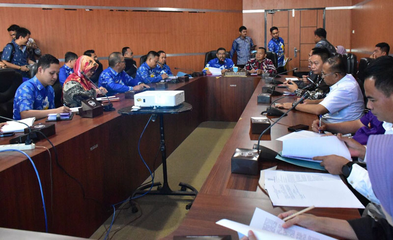 Pemerintah Kabupaten OKI dalam hal ini diwakili Asisten Bidang Pemerintahan dan Kesra, Drs.H. Antonius Leonardo, M.Si saat menerima kunjungan dari Pemerintah Kabupaten Banyuasin dalam rangka studi tiru terkait penanganan dan penyelesaian sengketa pertanahan. Tampak Asisten Bidang Pemerintahan dan Kesra Kabupaten Banyuasin, Ir. Izro Maita pada kunjungan tersebut.

(foto Husni Akhmad)