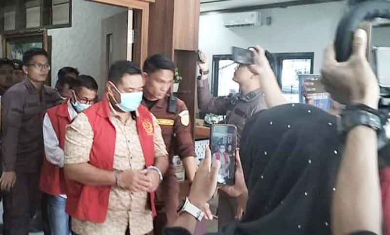  Lagi dua mantan Panwaslu Kabupaten OKI ditetapkan jadi tersangka atas kasus merugikan negara sebesar Rp 4,7 Miliar lebih. Tampak kedua tersangka digiring petugas Kejaksaan OKI menuju mobil tahanan.

foto husni akhmad sumeksminggu.com