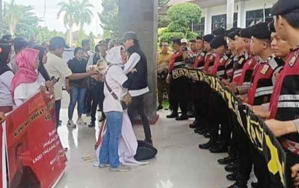 Ratusan warga desa Tanjung Batu Kecamatan Tulung Selapan OKI melakukan aksi demo di kantor Bupati di Kayuagung Kamis (22/5) sore. Dalam aksi tersebut nyaris ricuh karena massa memaksa merangsek masuk, namun berhasil diredam petugas, meskipun tidak bisa masuk massa aksi melakukan pembakaran ban bekas sehingga menimbulkan asap hitam pekat. 

(Foto : husni sumeksminggu.com)