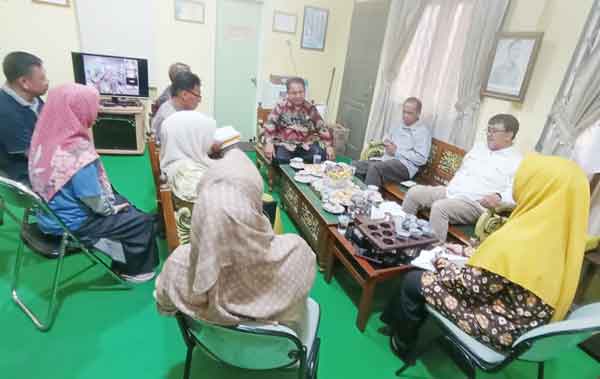  Plh Kepala Sekolah SMAN 1 Kayuagung, Ulva Kasmarantina di dampingi sejumlah wakil kepala ss skolah dan dewan guru saat melakukan pertemuan dengan  Ketua komite Sekolah dan pengurus dalam rangka meningkatkan mutu pendidikan tahun pembelajaran 2025-2026.

(foto : husni sumeksminggu.com)