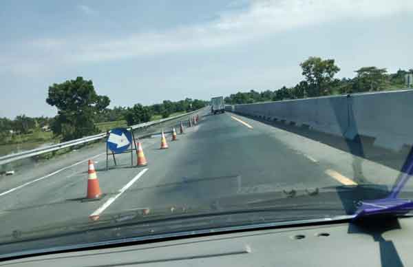 kondisi jalan tol Kayuagung-Palembang mulai dari Km 330 hingga Km 365 banyak bergelombang dan berlobang. 

(Foto :husni sumeksminggu.com)